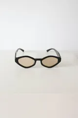 Lentes de sol negros con protección UV400.