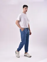 Pantalón de jogging azul oscuro con cintura elástica y cordón ajustable.