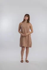 Vestido corto color beige, de corte recto y sin mangas.