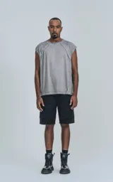 Remera manga corta gris con recortes en delantero y mangas con proceso efecto gastado confeccionada en textil premium 100% algodón calce oversize.