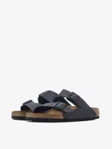 Sandalias Birkenstock modelo Arizona, color negro, con dos correas ajustables con hebillas metálicas.