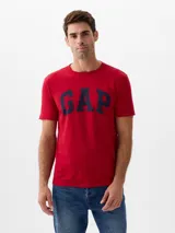 Remera blanca de algodón con logo GAP estampado en azul marino en el frente.