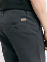 Pantalón de vestir color marrón claro, de corte recto y tiro medio.