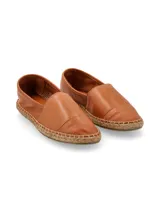 Alpargatas doradas de cuero con suela de yute.