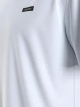 Remera blanca de algodón con cuello redondo y logo de Calvin Klein en el pecho.