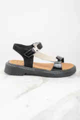 Sandalias de cuero con plataforma color negro, con tiras de cuero charol negro, cuero gamuzado negro y cuero con estampado animal print.