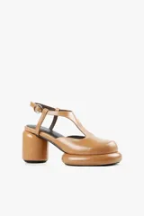 Zapato de cuero color caramelo con diseño de sandalia, taco ancho cilíndrico, plataforma redondeada y pulsera con hebilla lateral.