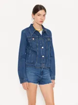 Campera trucker de denim azul, corte clásico y fit slim.