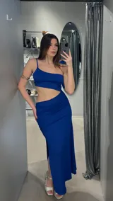 Vestido largo azul eléctrico con escote asimétrico de un solo hombro y abertura en la cintura.