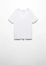 Camiseta blanca de manga corta con cuello en V y corte recto.