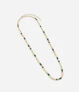 Collar largo con piedras en resina de color verde, blanco, negro y beige, con canutillos dorados y cierre de gancho con niveles de ajuste.