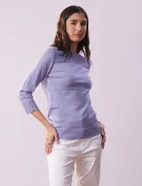 Sweater lila de tejido combinado, con cuello redondo y mangas 3/4 con detalle de botones.