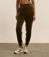 Pantalón deportivo verde oliva confeccionado en microfibra con cintura elástica.