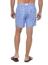 Short de baño celeste con estampado de ballenas en azul y gris. Tiene cintura elástica con cordón ajustable y bolsillos laterales.