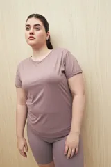 Remera deportiva negra de manga corta, corte ajustado y tejido elástico.