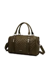 Bolso tipo bowling color verde militar con diseño acolchado en forma de espiga. Tiene doble asa de mano, correa bandolera ajustable y extraíble, cierre superior y dos bolsillos frontales con cierre.