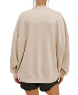 Buzo de tejido afelpado lavado, color beige claro, con cuello redondo y bolsillo canguro frontal. Presenta un calce oversized y relajado.