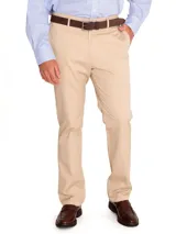 Pantalón de gabardina azul marino, de corte clásico y tiro medio. Confeccionado en algodón con tratamiento antiarrugas.