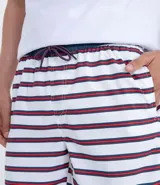 Bermuda masculina rayada blanca con rayas horizontales finas color rojo y azul marino, de microfibra con ajuste de cordón en la cintura.