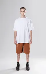 Bermuda marrón de tela towel con elástico y cordón bordado con la palabra LUXO.