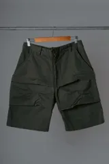Bermuda verde militar confeccionada en gabardina con textura arrugada y diseño de doble capa.