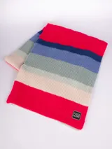 Bufanda tejida multicolor con franjas en tonos rojo, azul, verde y crema.
