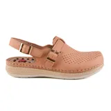Zueco color piel con perforaciones, hebillas doradas y plantilla de cuero.