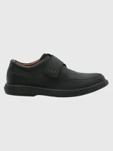 Zapato de cuero negro con ajuste de velcro y suela de goma EVA.