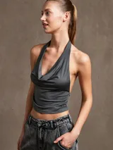 Top gris oscuro con cuello halter y espalda descubierta.