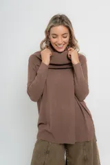 Sweater marrón de punto, con cuello alto amplio y mangas largas acanaladas.
