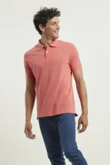 Remera polo de piqué color azul marino, ideal para el verano, con cuello y botones.