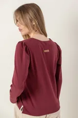 Remera azul marino de mangas largas con detalle de ribete plateado en el centro y en los puños.