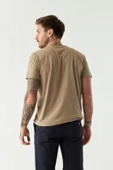 Remera color arena con estampado de edificio antiguo y texto en negro.