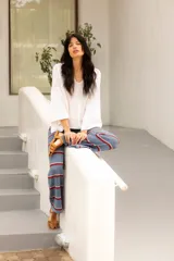 Pantalón de tejido de algodón a rayas horizontales azules y rojas, con cintura elástica.