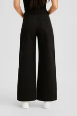 Pantalón jean negro de tiro medio y corte ancho.