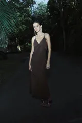 Vestido largo marrón de Zara Woman Collection confeccionado en viscosa y lyocell, con escote pico y tirantes finos cruzados en la espalda.