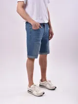 Bermuda de jean color celeste con dobladillo en la botamanga.