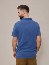 Remera polo marrón de piqué de algodón con cuello clásico y tapeta de dos botones. Logo bordado en el pecho. Corte clásico.