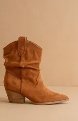 Botas texanas negras de caña baja con puntera fina y taco de madera.
