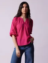 Blusa de gasa estampada marca Sioni, con cuello a la base y escote en V. Tiene mangas 3/4 con terminación fruncida.