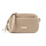 Bandolera rectangular color beige con diseño texturizado en símil cuero. Tiene correa regulable, acceso con cierre, dos compartimentos internos (uno con cierre y otro abierto) y un bolsillo externo con botón imantado. Los herrajes son plateados y el interior es de tela de algodón y poliéster.