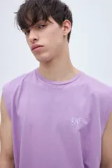 Musculosa lila con cuello redondo y logo 'UNF' bordado en el pecho. Corte holgado y sin mangas.