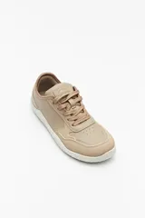 Zapatillas de cuero color blanco y beige, de diseño minimalista con suela marrón.