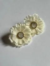 Aros de tela con forma de flor roja y centro de resina con strass.