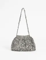 Cartera de fiesta plateada, con diseño de malla metálica y asa larga.