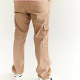 Jean cargo de corte straight fit en color tostado, con bolsillos frontales y laterales de tipo cargo.