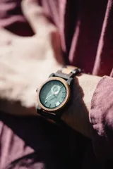 Reloj de pulsera Chenaut modelo Émeraude d’Ébène, con caja y malla de madera de ébano y nogal. Esfera verde esmeralda con segundero pequeño. Cristal Hardlex y movimiento de cuarzo. Resistente al agua (3 ATM).