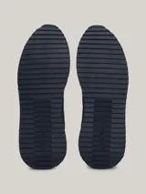 Zapatillas Tommy Hilfiger de estilo running, color azul marino con detalles en rojo, blanco y gris. Confeccionadas en poliéster con interior de poliéster, plantilla extraíble de goma termoplástica y poliuretano, y suela de goma dentada. Presentan cinta distintiva en el lateral, paneles con mezcla de texturas y parche con logo en la lengüeta.