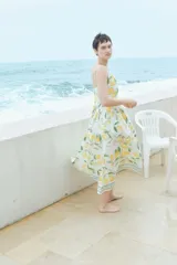 Vestido midi de algodón con estampado de limones, breteles finos ajustables, escote en V y espalda fruncida. Tiene corte en la cintura y falda acampanada.