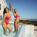 Braguita de bikini roja con textura de punto y cobertura media.
